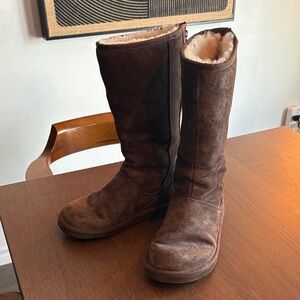 UGG - 5119 Knightsbridge Chocolate Suede Boots with Rear Zipper